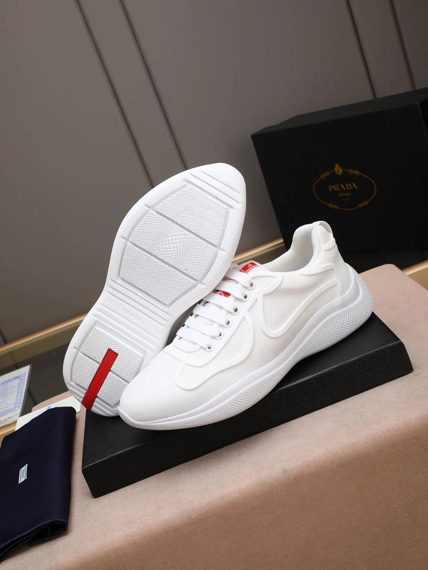 Men's shoes 💰400 PRADA/Prada men's lace-up casual sports shoes, the upper is made of imported rubber and breathable mesh. It is soft, comfortable and breathable. The tongue is decorated with the PRADA brand letter logo. The thick rubber sole echoes the red label tongue. The style is fashionable and elegant. The details are carefully crafted. A casual sports shoe with a super western style and excellent breathability!  Size: 38-44 (45 46 customized)